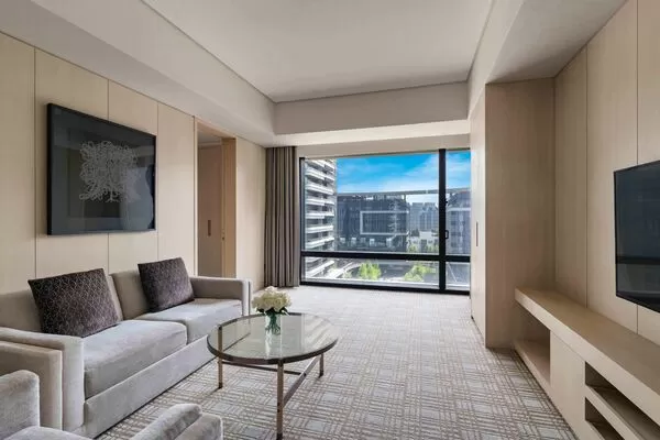 ▲台北萬豪酒店豪華套房,城市野遊趣主題房,天際豪華套房,Garden Kitchen豐盛自助早餐,戶外高空泳池。(圖/業者提供)