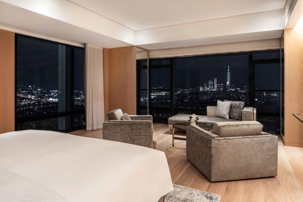 ▲台北萬豪酒店豪華套房,城市野遊趣主題房,天際豪華套房,Garden Kitchen豐盛自助早餐,戶外高空泳池。(圖/業者提供)