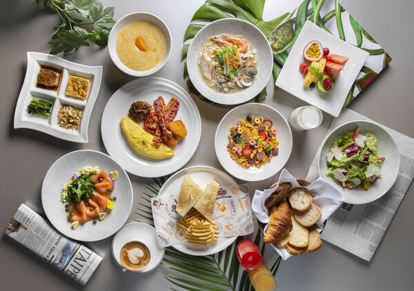 ▲台北萬豪酒店豪華套房,城市野遊趣主題房,天際豪華套房,Garden Kitchen豐盛自助早餐,戶外高空泳池。(圖/業者提供)