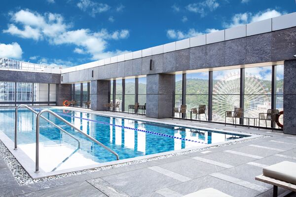 ▲台北萬豪酒店豪華套房,城市野遊趣主題房,天際豪華套房,Garden Kitchen豐盛自助早餐,戶外高空泳池。(圖/業者提供)