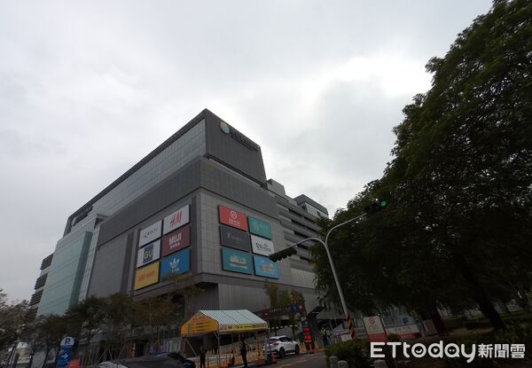 ▲有男子在南紡購物中心搭電梯時會主動搭話女性民眾,詢問「要幫妳綁頭髮嗎?」,因舉止怪異網友提醒寒假期間家長要留意孩童安全。(記者林東良翻攝)