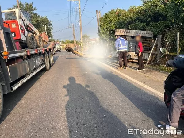 ▲▼屏東聯結車過彎,怪手掉下來,男性騎士遭砸重不治。(圖/魏姓網友授權提供)