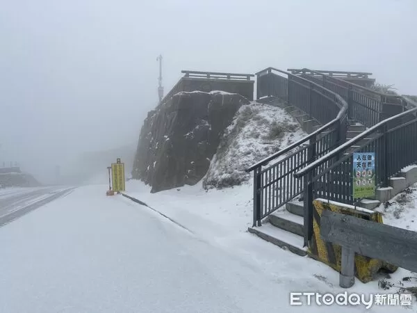 ▲今日合歡山武嶺地區出現積雪及道路結冰。(圖/記者高堂堯翻攝,下同)