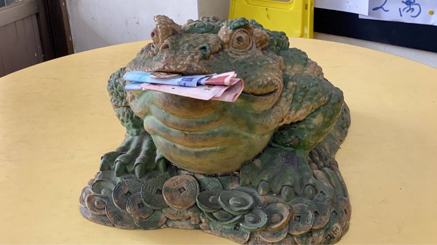 ▲▼巧富彩券行店內擺放咬錢蟾蜍。(圖/台彩提供,下同)