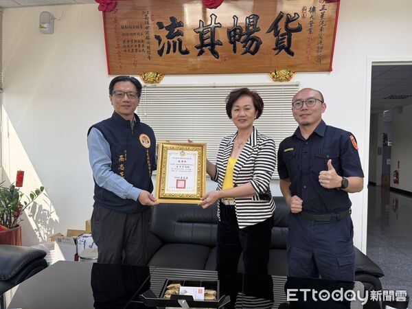 ▲高志正分局長向三菱汽車貨運股份有限公司致謝。(圖/記者陳崑福翻攝)