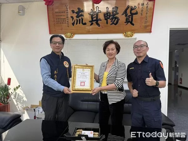 ▲高志正分局長向三菱汽車貨運股份有限公司致謝。(圖/記者陳崑福翻攝)