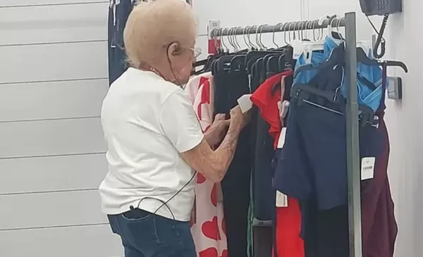 服飾店驚見「92歲白髮奶奶」為生計搬貨工作 女顧客1善舉助退休。(圖/翻攝自募款網站GoFundMe)