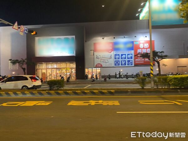 ▲台南知名日系二手百貨商場凌晨遭破門行竊,警方迅速成立專案小組追查,查獲方姓竊嫌,起獲起獲贓證物、毒品一批。(記者林東良翻攝,下同)