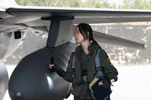 ▲▼F-16V戰機女飛官陳怡慈上尉進行飛行前整備。(圖/讀者提供)