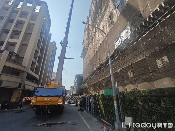 ▲▼ 彰化工安事故!吊掛物掉落「車被砸扁」 。(圖/記者唐詠絮翻攝)