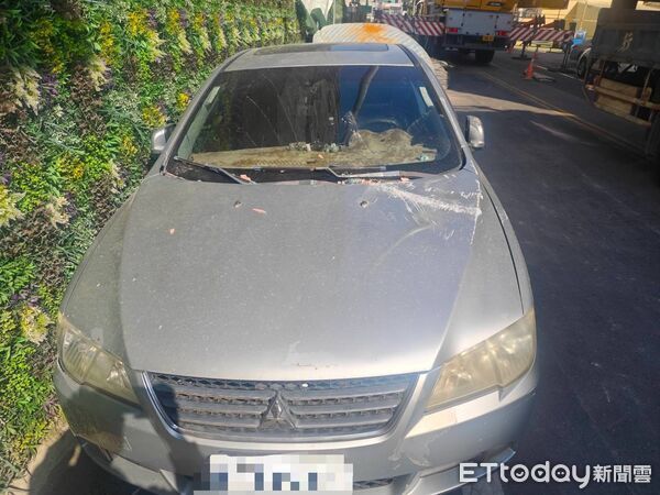 ▲▼ 彰化工安事故!吊掛物掉落「車被砸扁」 。(圖/記者唐詠絮翻攝)