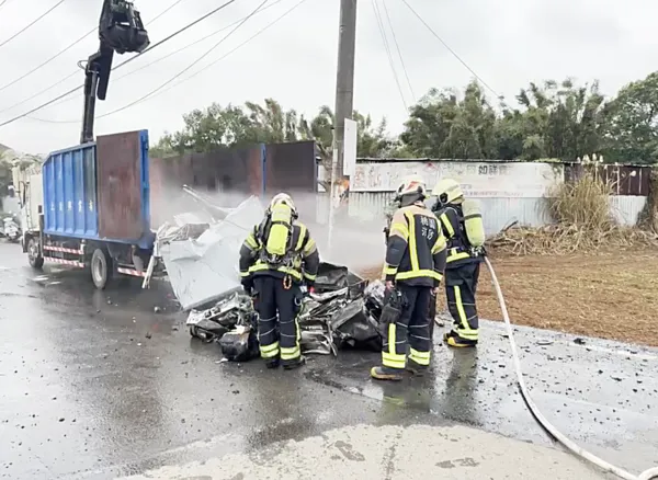 ▲桃園市中壢區普忠路今天上午傳出一輛貨車火燒車事故,警消據報到場灌救。(圖/中壢警方提供)