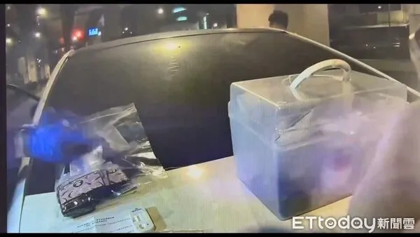 ▲16日晚間大安分局和平所警員在市民大道攔查一車牌註銷車輛,發現車上有大批毒咖啡包。(圖/記者張君豪翻攝)
