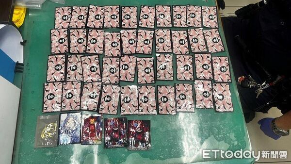 ▲16日晚間大安分局和平所警員在市民大道攔查一車牌註銷車輛,發現車上有大批毒咖啡包。(圖/記者張君豪翻攝)