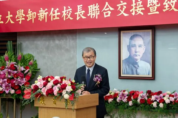 ▲▼教育部今日舉行國立大學卸、新任校長聯合交接暨致送續任校長聘書典禮,由教育部長鄭英耀主持。新任校長為國立台北科技大學校長任貽均、國立高雄科技大學校長吳忠信、國立澎湖科技大學校長李文熙以及國立高雄餐旅大學校長方德隆。(圖/教育部提供)