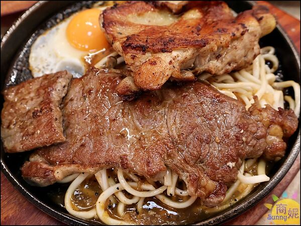 ▲▼小牛室 beefhouse lite 北屯軍功店。(圖/部落客商妮吃喝遊樂授權提供)