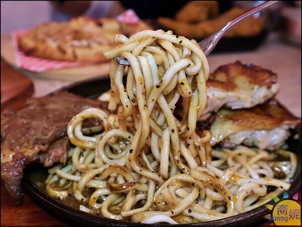 ▲▼小牛室 beefhouse lite 北屯軍功店。(圖/部落客商妮吃喝遊樂授權提供)