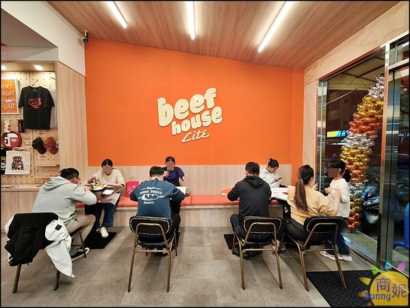 ▲▼小牛室 beefhouse lite 北屯軍功店。(圖/部落客商妮吃喝遊樂授權提供)