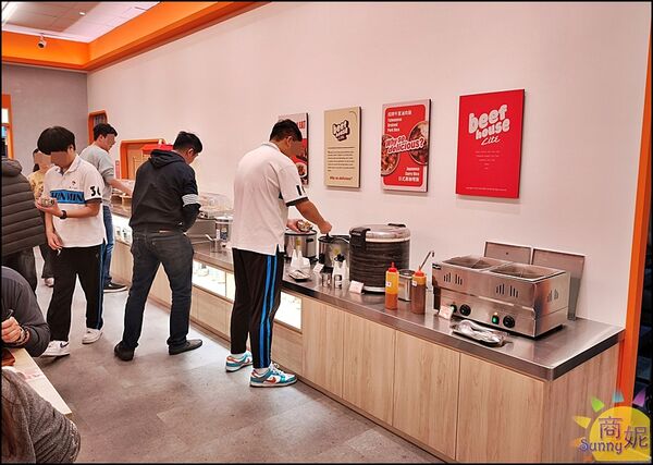 ▲▼小牛室 beefhouse lite 北屯軍功店。(圖/部落客商妮吃喝遊樂授權提供)