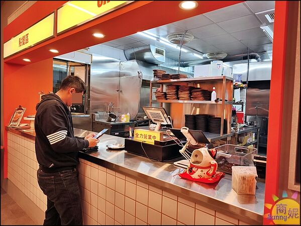 ▲▼小牛室 beefhouse lite 北屯軍功店。(圖/部落客商妮吃喝遊樂授權提供)