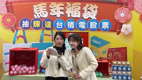 ▲▼萊爾富抽出股票大獎並分享新品。(圖/業者提供)