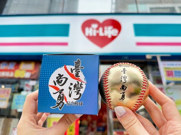 ▲▼萊爾富抽出股票大獎並分享新品。(圖/業者提供)