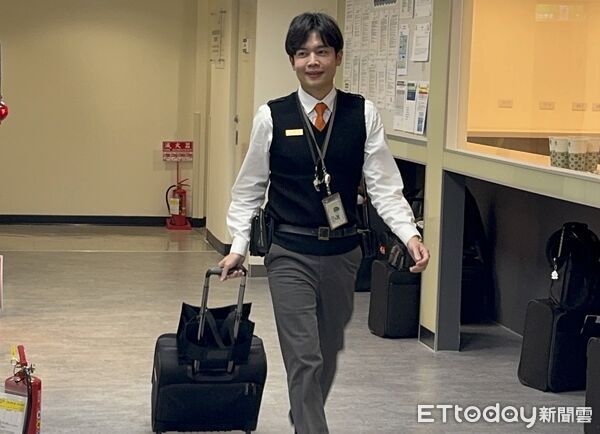 ▲▼高鐵列車長報到和酒測。(圖/記者李姿慧攝)