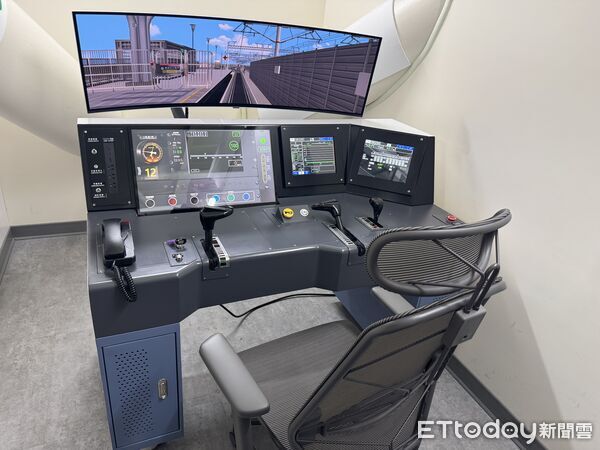 ▲▼高鐵在車站新增4台簡易型駕駛自學模擬機,駕駛可自主練習。(圖/記者李姿慧攝)