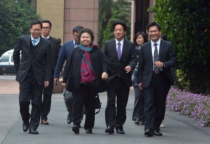 ▲▼陳菊時任高雄市長時跟五都市長一同出席行政院會,霸氣的模樣在當時被網友瘋傳。(圖/翻攝陳菊臉書)