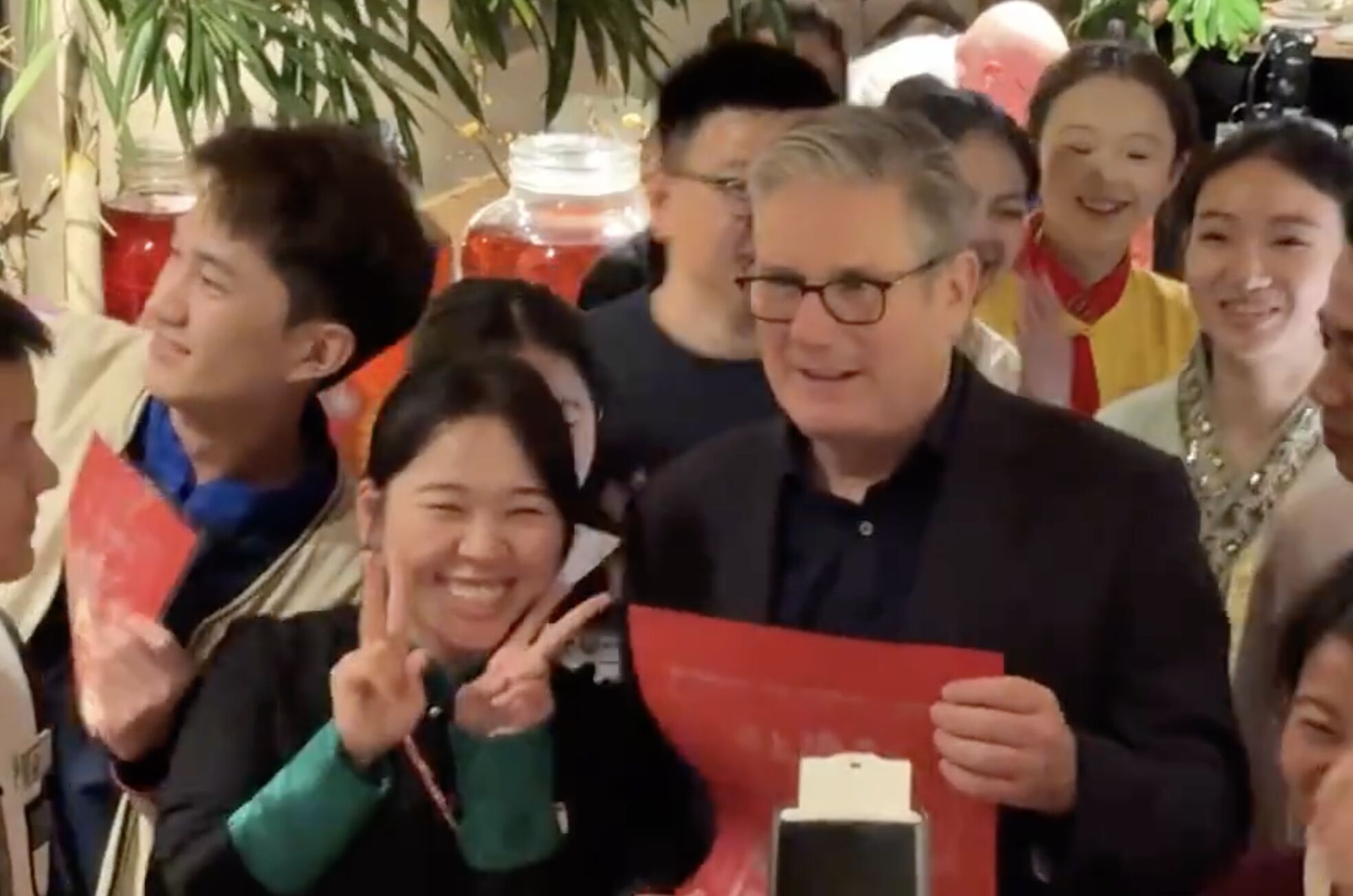 ▲英國首相斯凱爾率團訪問中國,在北京網紅餐廳用餐受到員工熱烈歡迎。(圖/翻攝微博)