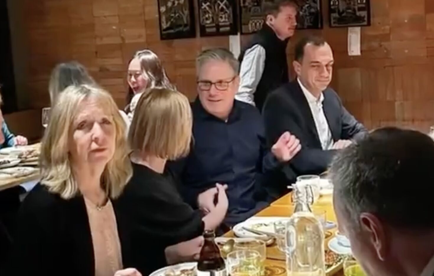 ▲英國首相斯凱爾率團訪問中國,在北京網紅餐廳用餐受到員工熱烈歡迎。(圖/翻攝微博)