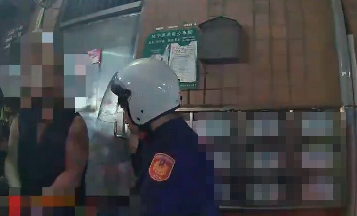 ▲▼林男被員警壓制逮捕帶回偵訊,案發現場血跡斑斑,林男持榔頭及鋸子追打妻子及2名女兒 。(圖/記者陳以昇翻攝)