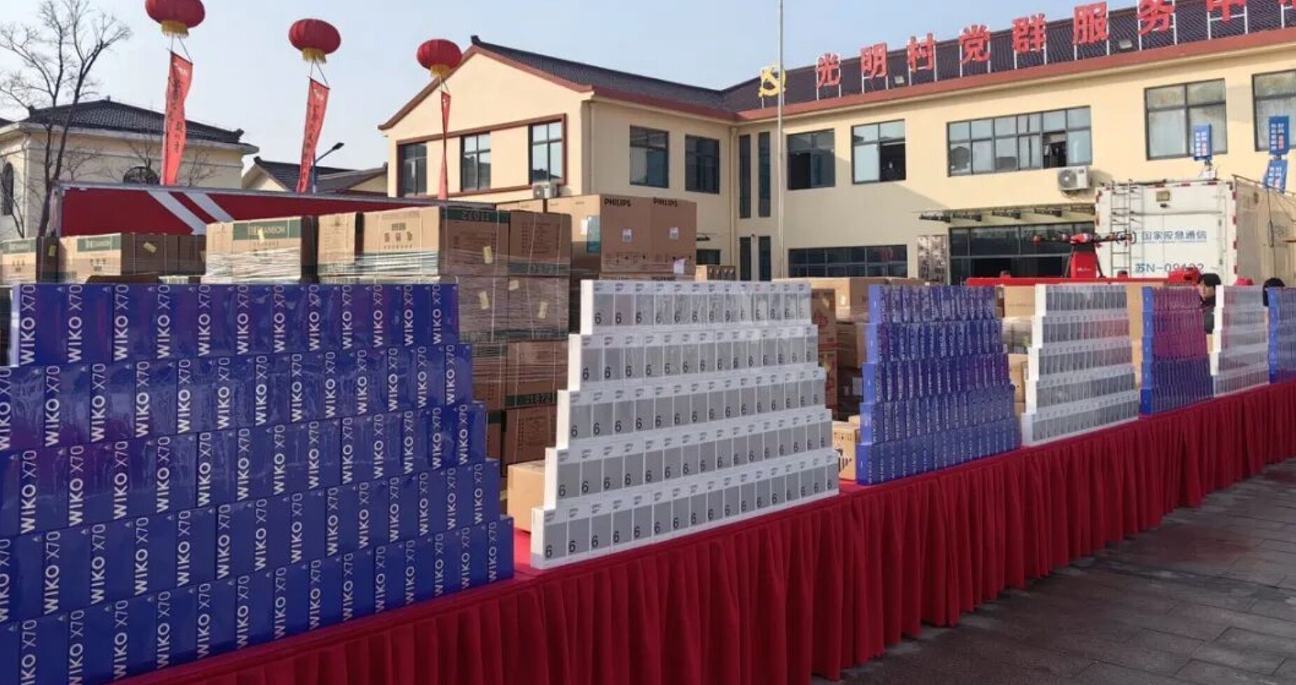 ▲京東創辦人劉強東準備逾千支AI智慧手機給老家村民。(圖/翻攝上觀新聞)