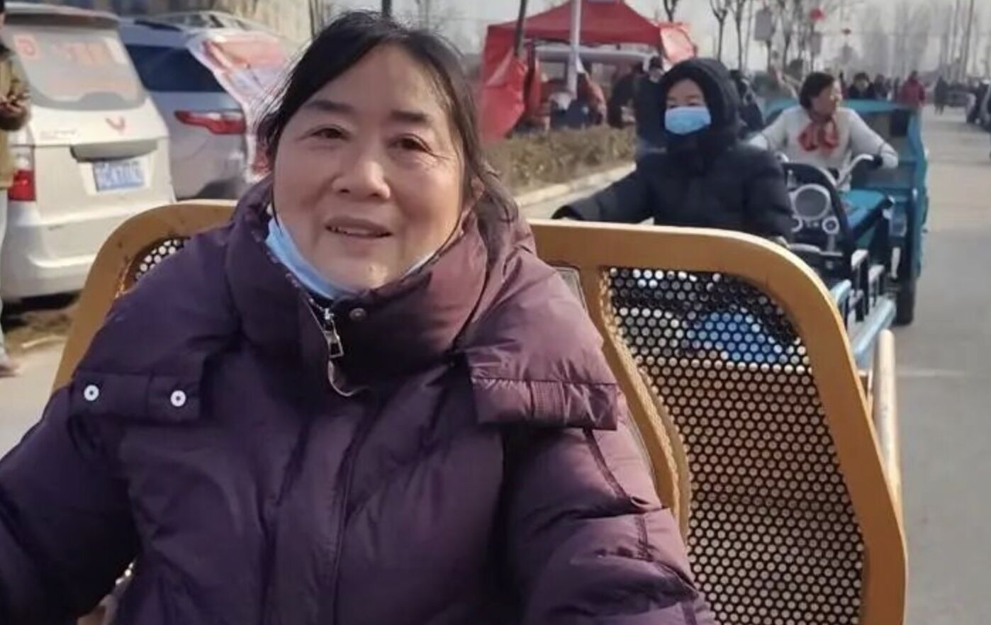 ▲村民騎著三輪車「拉年貨」。(圖/翻攝上觀新聞)