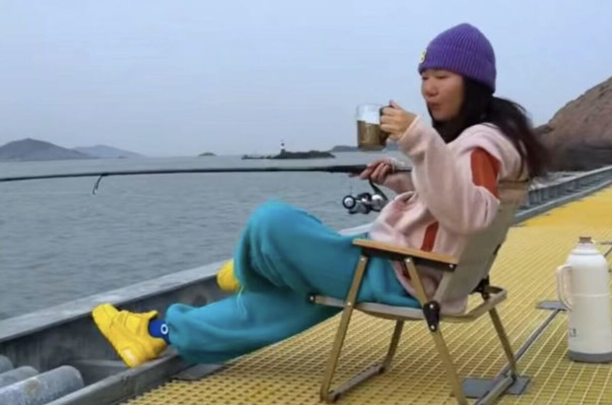 ▲岳麗(栗子)離開北京到浙江無人島「守島」,展現出的愜意生活引起外界關注。(圖/翻攝都市快報)