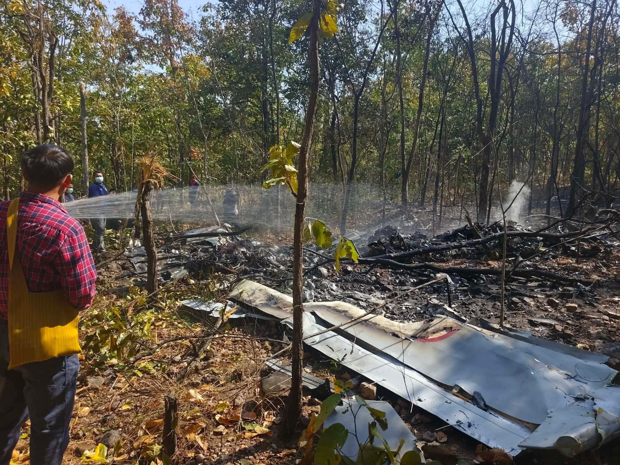 ▲▼泰軍機墜毀清邁「2飛行員喪生」!殘骸四散一片焦黑。(圖/翻攝臉書หน่วยกู้ภัยแม่โจ้)