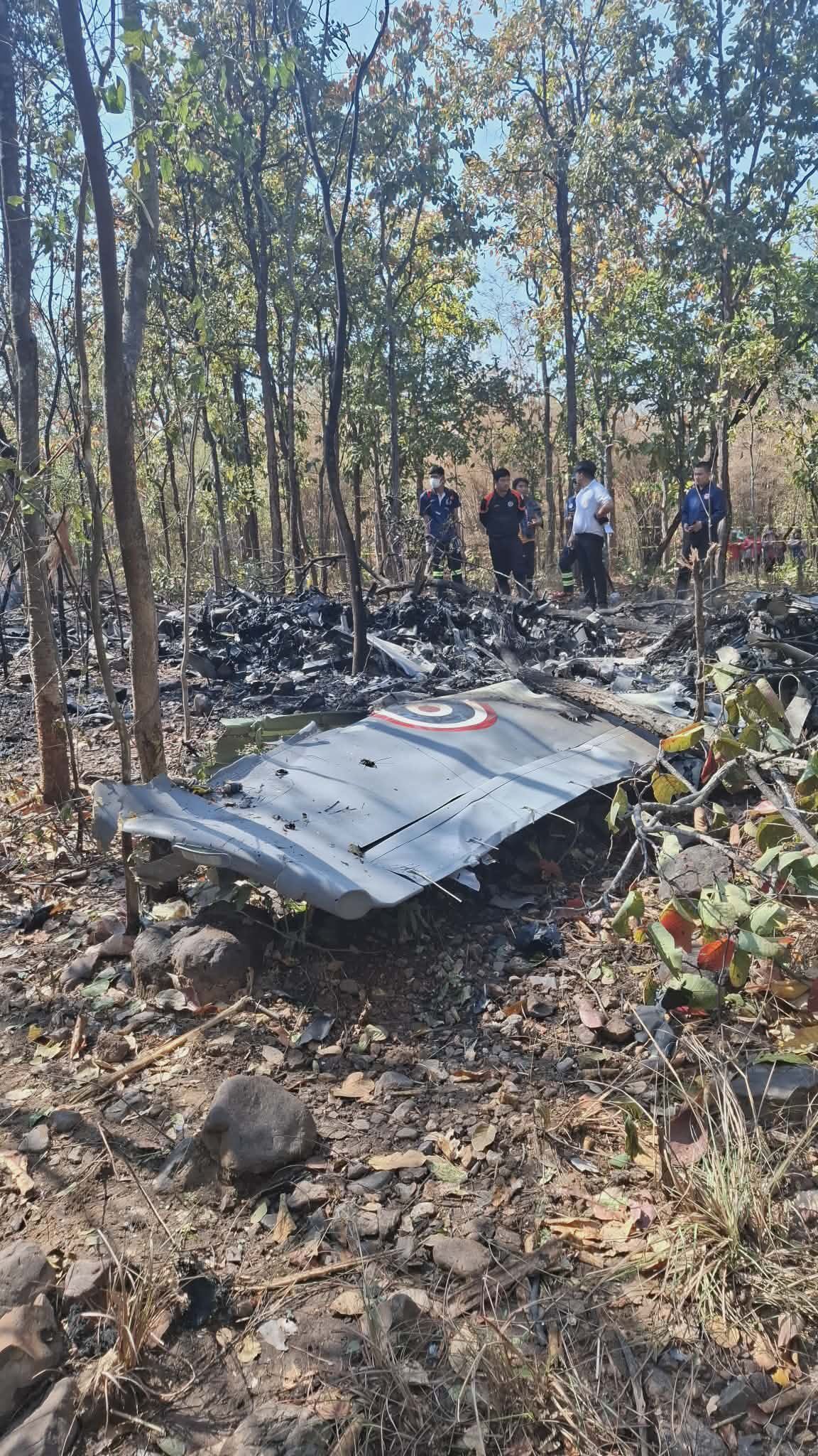 ▲▼泰軍機墜毀清邁「2飛行員喪生」!殘骸四散一片焦黑。(圖/翻攝臉書หน่วยกู้ภัยแม่โจ้)