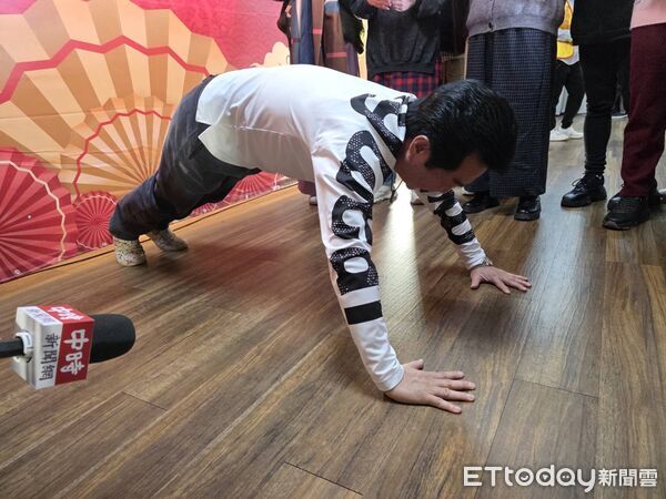 ▲70歲高群示範伏地挺身。(圖/記者葉文正攝)