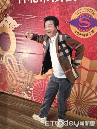 ▲70歲高群示範伏地挺身。(圖/記者葉文正攝)