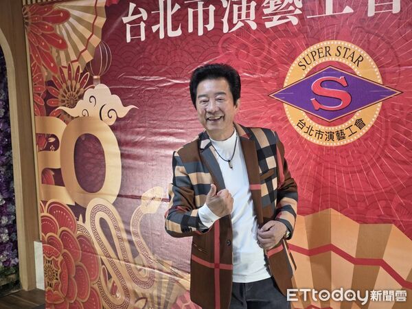 ▲70歲高群示範伏地挺身。(圖/記者葉文正攝)