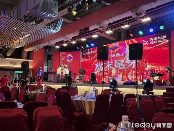 ▲70歲高群示範伏地挺身。(圖/記者葉文正攝)