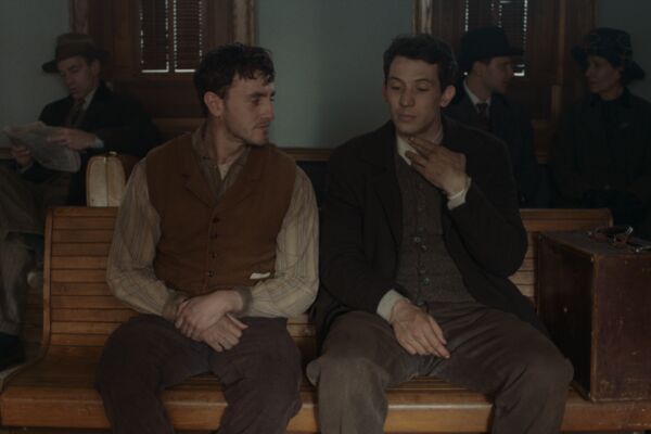 ▲《有聲之年》保羅麥斯卡、喬許歐康納「噴水調情」。(圖/UIP提供)