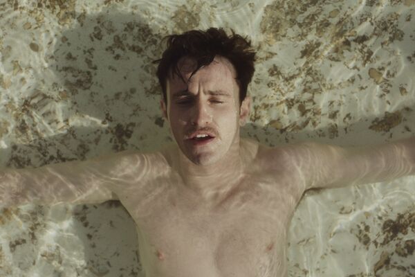 ▲《有聲之年》保羅麥斯卡、喬許歐康納「噴水調情」。(圖/UIP提供)