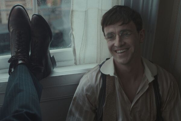 ▲《有聲之年》保羅麥斯卡、喬許歐康納「噴水調情」。(圖/UIP提供)