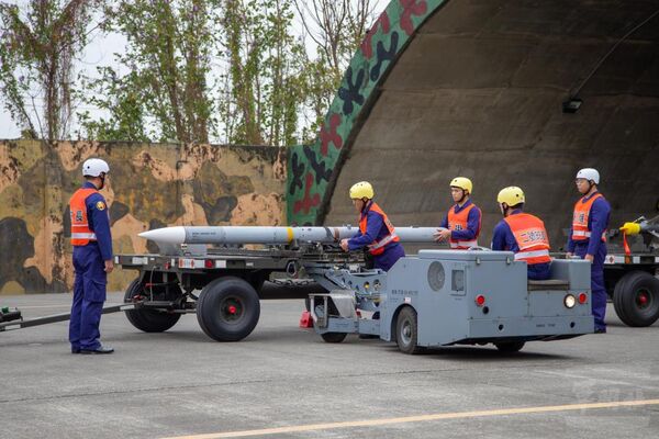 ▲▼武掛人員駕駛掛彈車載運彈藥。(圖/軍聞社)