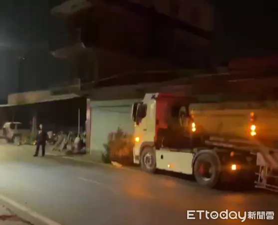 ▲高雄一輛砂石車不明原因自撞電線桿,再衝進民宅鐵門。(圖/民眾提供)