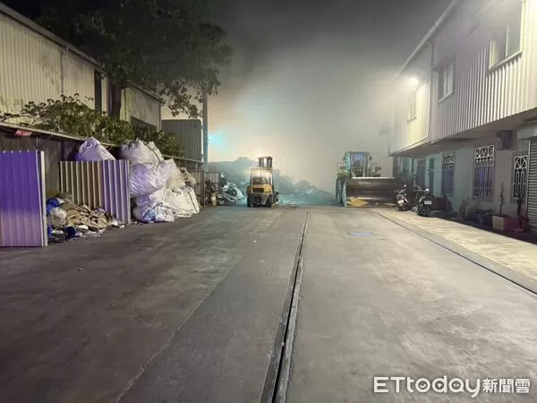 ▲台南市仁德區資源回收場火警。(圖/記者林東良翻攝)