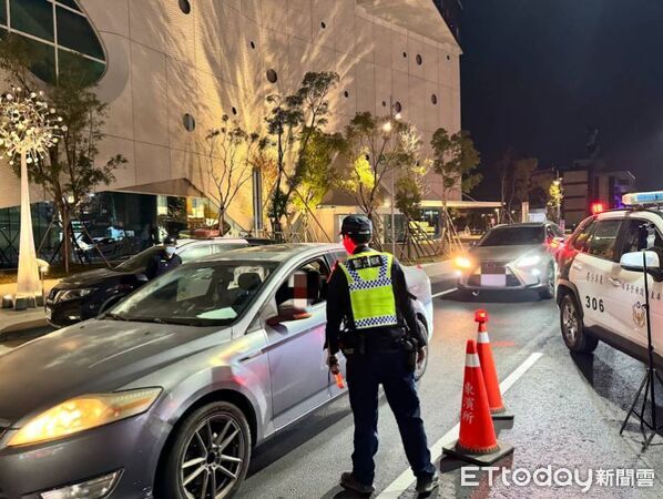 ▲東港警2月2日起全縣酒駕大執法。(圖/記者陳崑福翻攝)