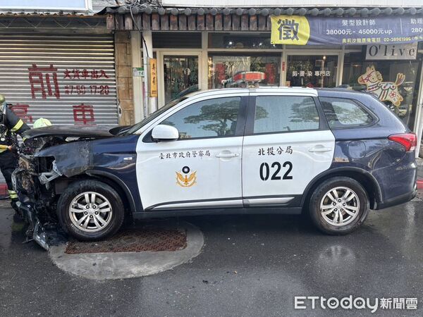 ▲▼ 北投警車執勤,疑因故障,車頭突濃煙,隨即起火燃燒 。(圖/記者黃宥寧翻攝)