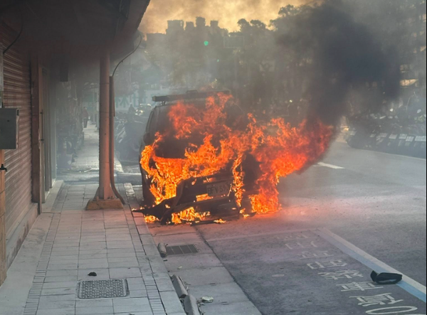 ▲▼ 北投警車執勤,疑因故障,車頭突濃煙,隨即起火燃燒 。(圖/翻攝自Facebook/台北之北投幫(北投區&士林區))
